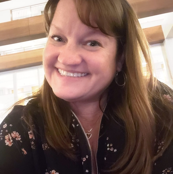 Profile Picture of Jenny Gatzemeyer (@gatzemeyer1) on Poshmark