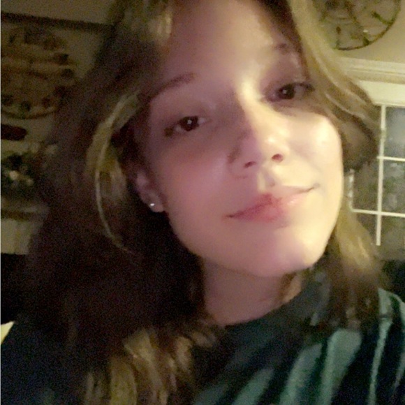 Profile Picture of Yvette Cordova (@iheartlibrarys) on Poshmark