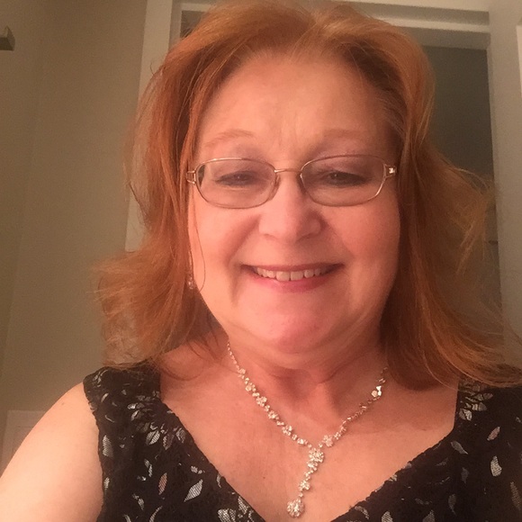 Profile Picture of Michelle Gorny (@mgorny13) on Poshmark