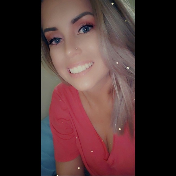 Profile Picture of Amanda Dinh (@amanda_dinh) on Poshmark