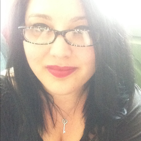 Kiersten Veroneau - Poshmark Profile Picture of Kiersten Veroneau (@imalreadygone2u) on Poshmark