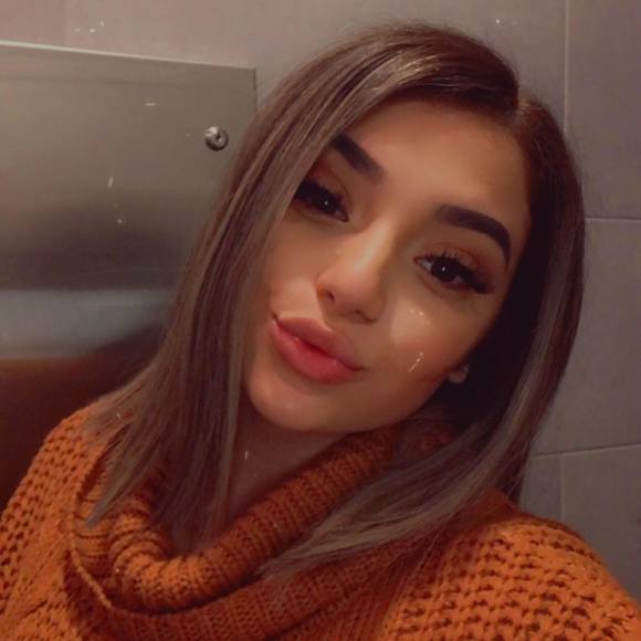 Profile Picture of Cinthia Chacon (@cinthiaa111) on Poshmark