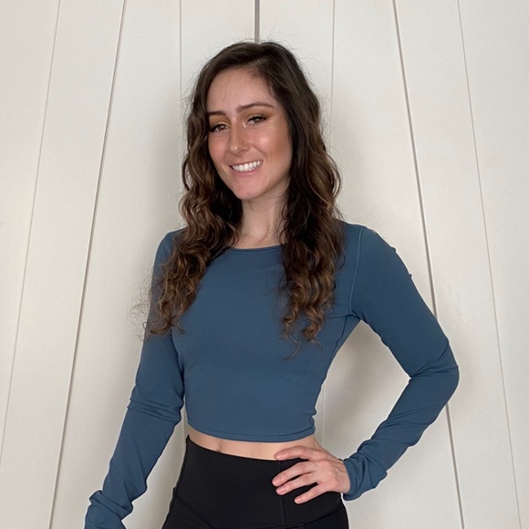 Profile Picture of Julia Maggio (@roguenavi) on Poshmark