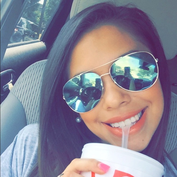 Profile Picture of Paola Alonso (@paoalo97) on Poshmark