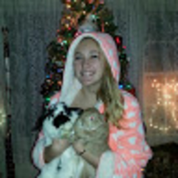 Profile Picture of Angelica Heggem (@angelicaheggem) on Poshmark