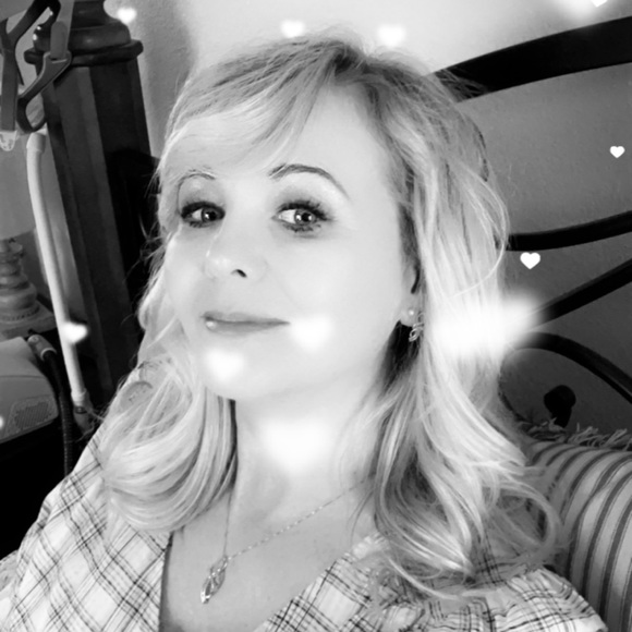 Profile Picture of Jennifer Goad (@jennifer_goad) on Poshmark