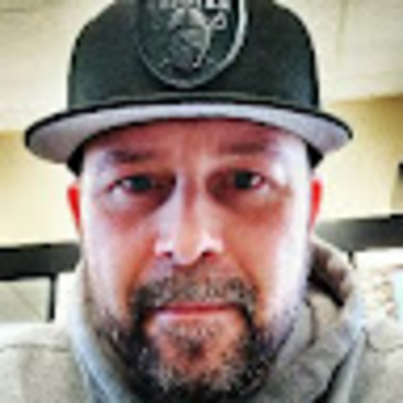Profile Picture of Jeffrey Grubb (@jeffreygrubb) on Poshmark