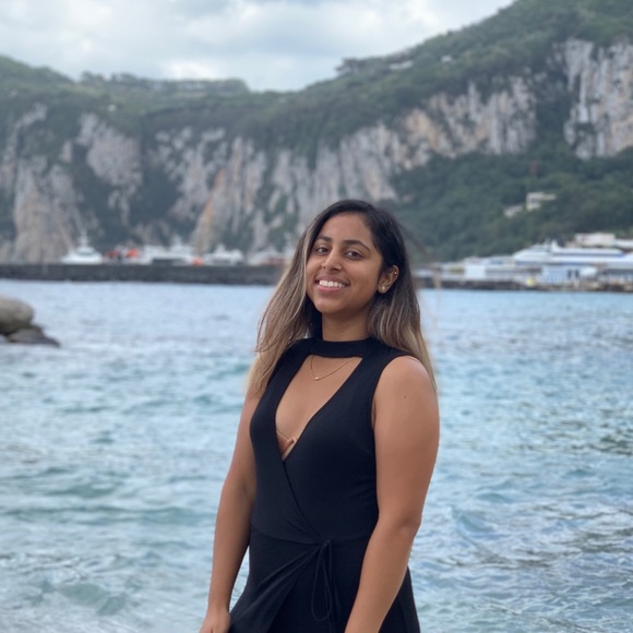 Profile Picture of Aileen Velasquez (@aileenvel25) on Poshmark