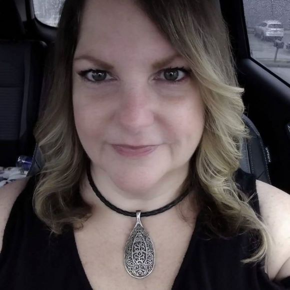 Profile Picture of Lori Staten (@leandra1963) on Poshmark
