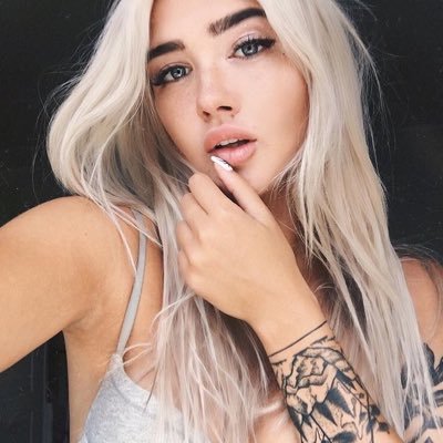 Profile Picture of Meredith Banks (@breakevxnn) on Twitter