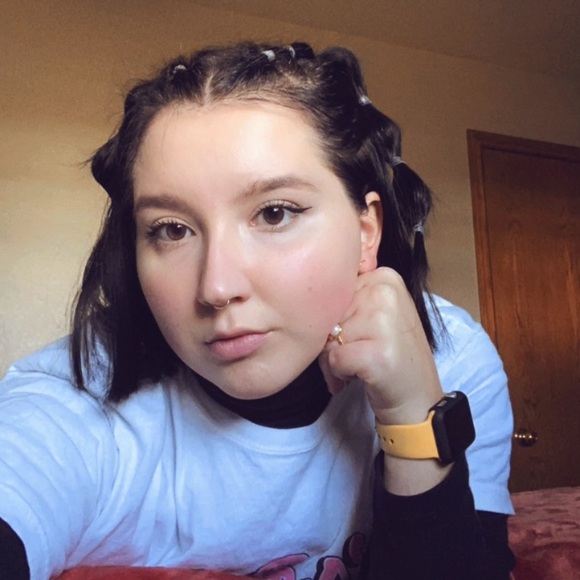 Profile Picture of Chloe Larson (@cklarson12) on Poshmark