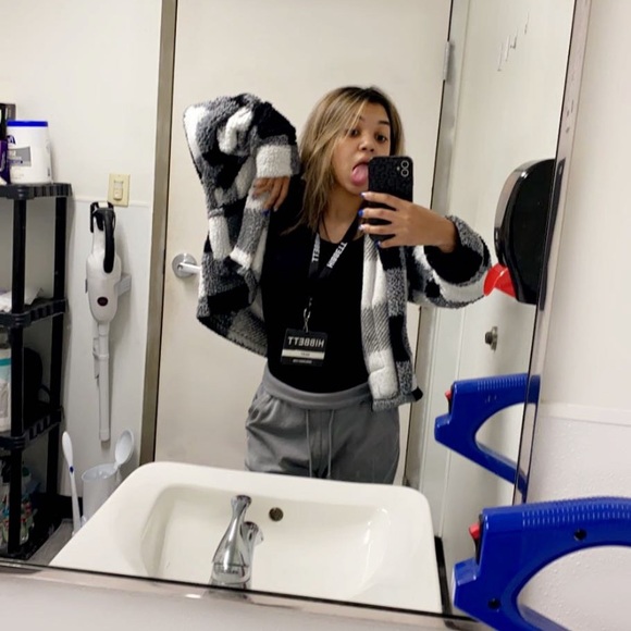 Kylee Harbin - Poshmark Profile Picture of Kylee Harbin (@kyleeharbin10) on Poshmark