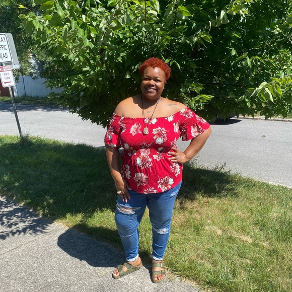 Profile Picture of Danelle Peterson (@cscraftcorner) on Poshmark