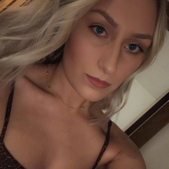 Profile Picture of Sarah Vanden langenberg (@sarahvandey) on Poshmark
