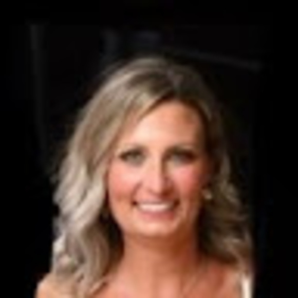 Profile Picture of Maureen Schultz (@maureenschul655) on Poshmark