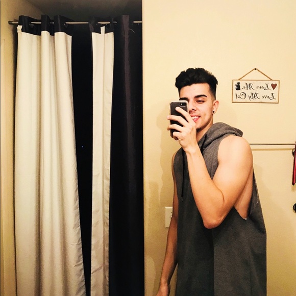 Profile Picture of Cesar Gamas (@cesargamas24) on Poshmark