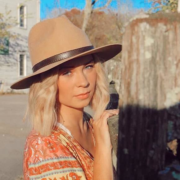 Profile Picture of Brianna Poole (@briannarp27) on Poshmark