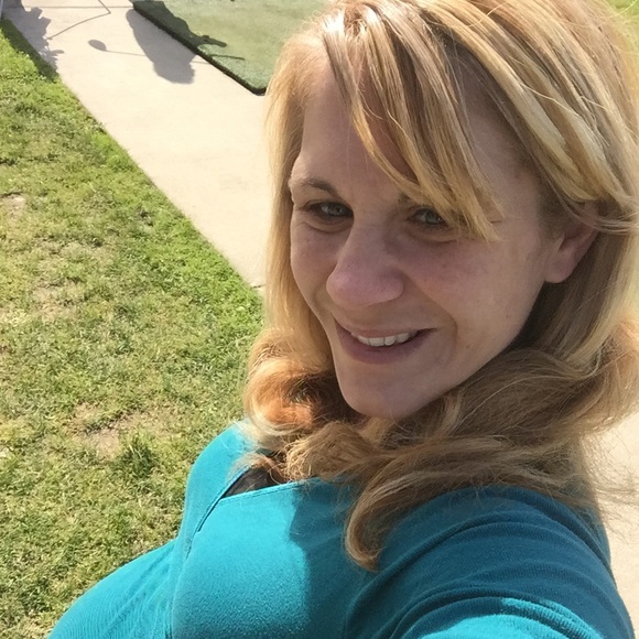 Profile Picture of Michele Starcher (@ahelly14) on Poshmark