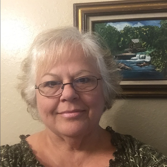 Profile Picture of Vicki Lapack (@vlapack) on Poshmark