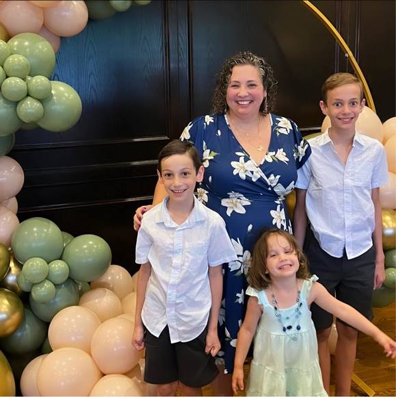 Profile Picture of Alexis Kipping (@aleifheit101907) on Poshmark