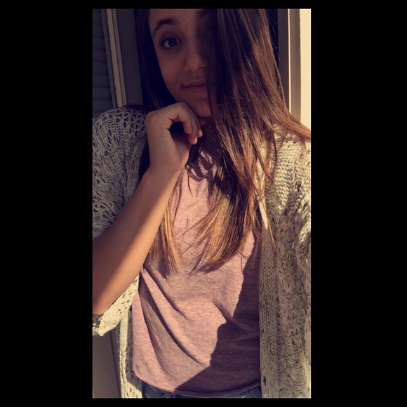 Profile Picture of Ania Rodriguez (@anniaaaa) on Poshmark