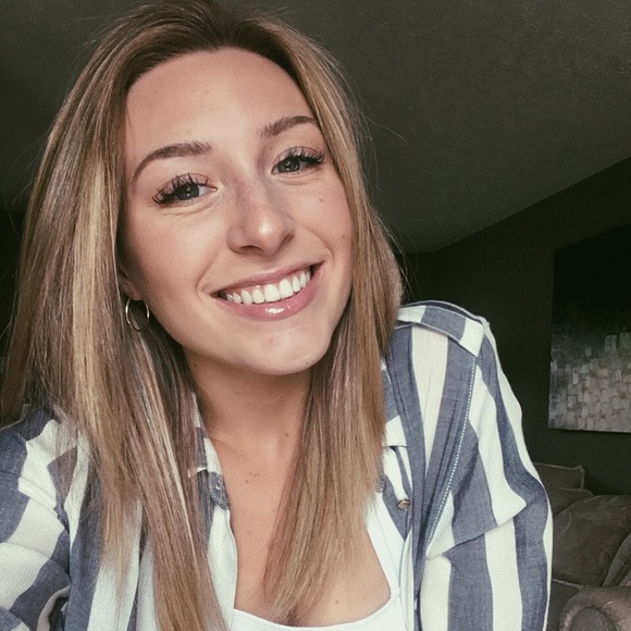 Profile Picture of Alexa Connors (@alexaconnors11) on Poshmark