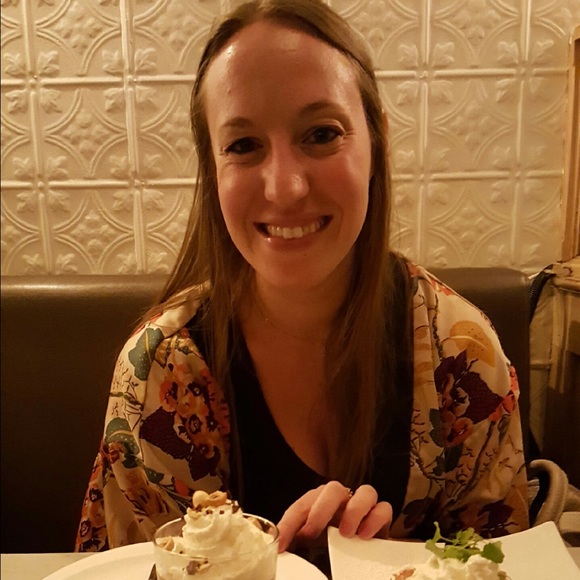 Jess Lelling - Poshmark Profile Picture of Jess Lelling (@jesslell) on Poshmark