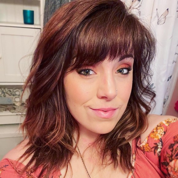 Profile Picture of Elaina Pennisi (@misselainiouss) on Poshmark