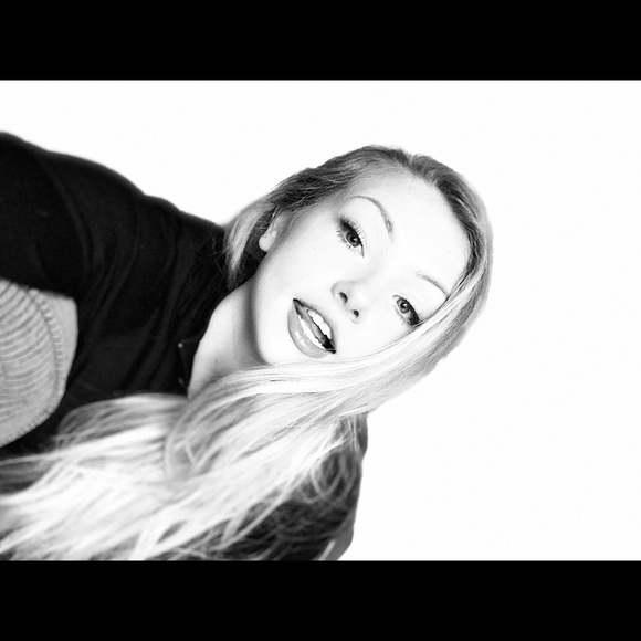 Profile Picture of April Hansen (@aprildanea) on Poshmark