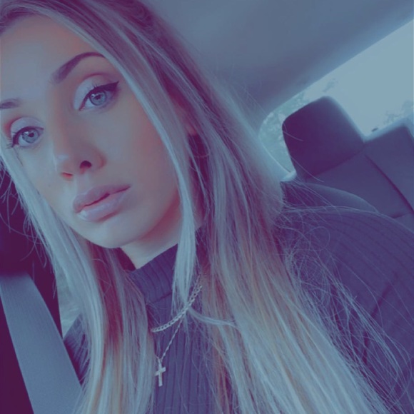 Profile Picture of Danielle Lapointe (@daniellelapo422) on Poshmark