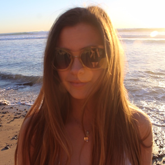 Profile Picture of Lani Wright (@oceanlovee) on Poshmark