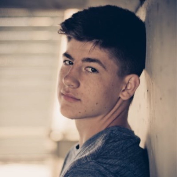 Profile Picture of Zach Schultz (@zachschultz248) on Poshmark