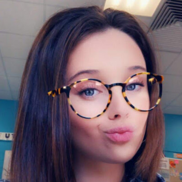 Profile Picture of Selena Sharp (@selenasharpo01) on Poshmark