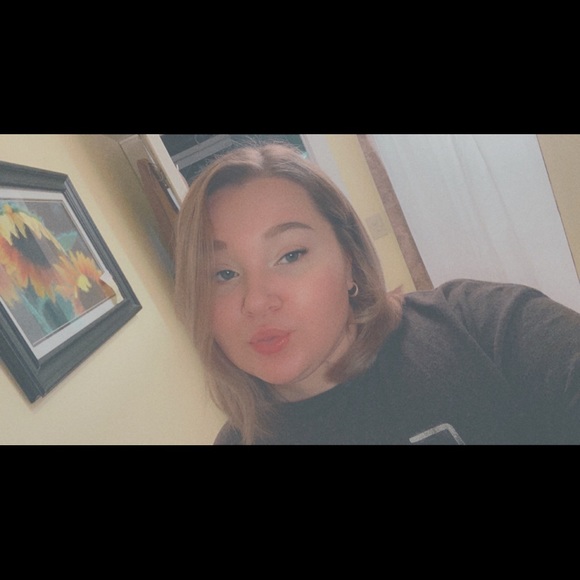 Profile Picture of Ambria Scarmack (@ambriascarmack) on Poshmark