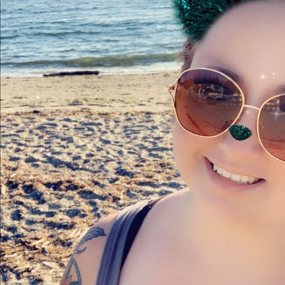 Profile Picture of Danielle Minton (@dminton20) on Poshmark