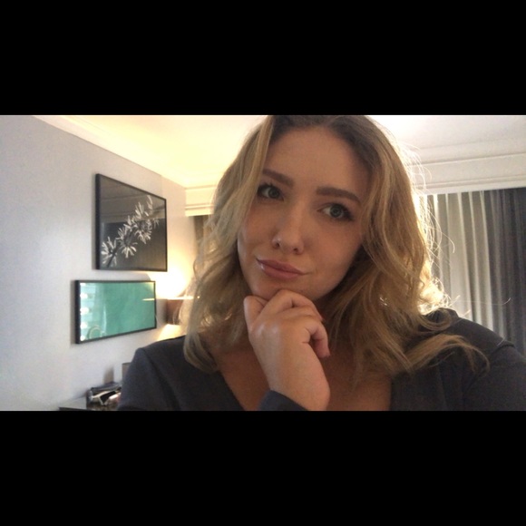 Profile Picture of Samantha Wuest (@samwuest) on Poshmark