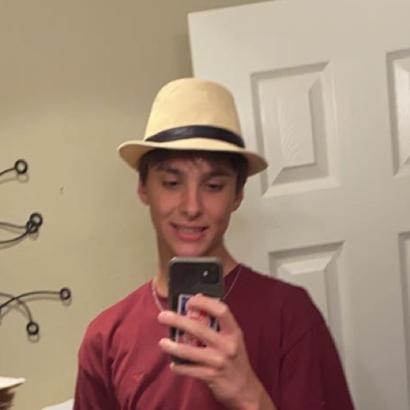 Profile Picture of Oliver Beebee (@oliverbeebee) on Poshmark