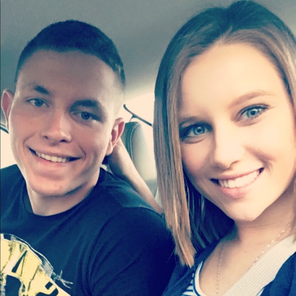 Profile Picture of Lindsey Sharp (@lindseybrooke8) on Poshmark