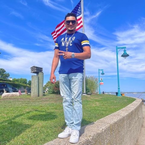 Profile Picture of Ariel Pedroza (@arielpedroza) on Poshmark