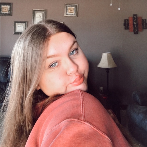 Profile Picture of Emily Byers (@ebyerss) on Poshmark
