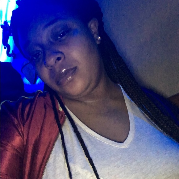 Profile Picture of Shantella Davis (@shantella101362) on Poshmark