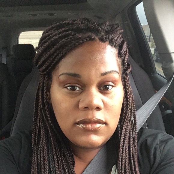 Profile Picture of Robbin Perry (@robbinperry27) on Poshmark