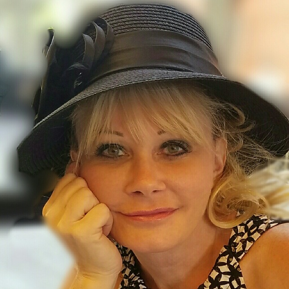 Profile Picture of Amie-jo Englehart (@lovelyladylv) on Poshmark