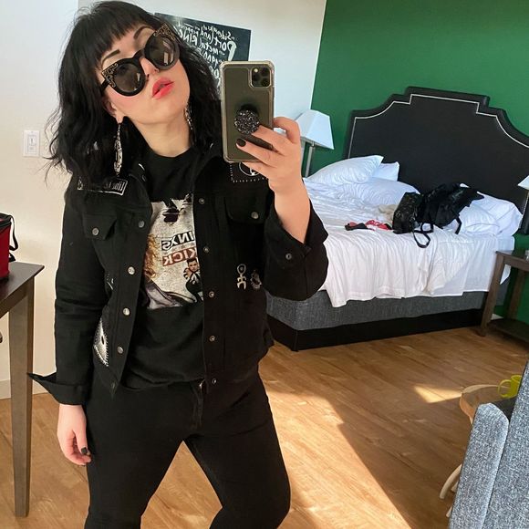 Jennifer Diffley - Poshmark Profile Picture of Jennifer Diffley (@theskraeling) on Poshmark