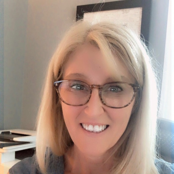 Profile Picture of Susan Woolley (@1greatfamily) on Poshmark