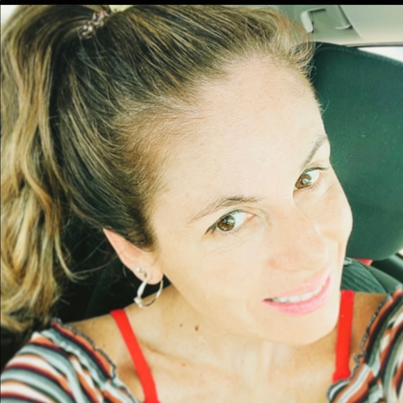 Profile Picture of Andrea Osuna (@andreawigandl) on Poshmark