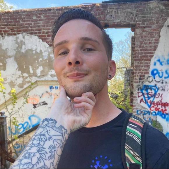 Profile Picture of Gina Curreri (@ginabeana67) on Poshmark