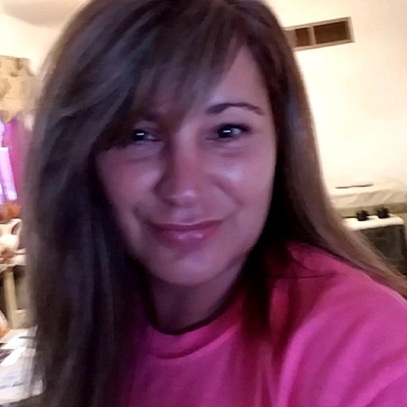 Profile Picture of Robin Hollinsworth (@robing68) on Poshmark