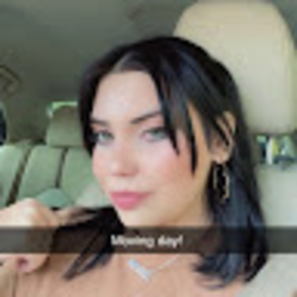 Profile Picture of Hayley Andrews (@hayleyandrew130) on Poshmark