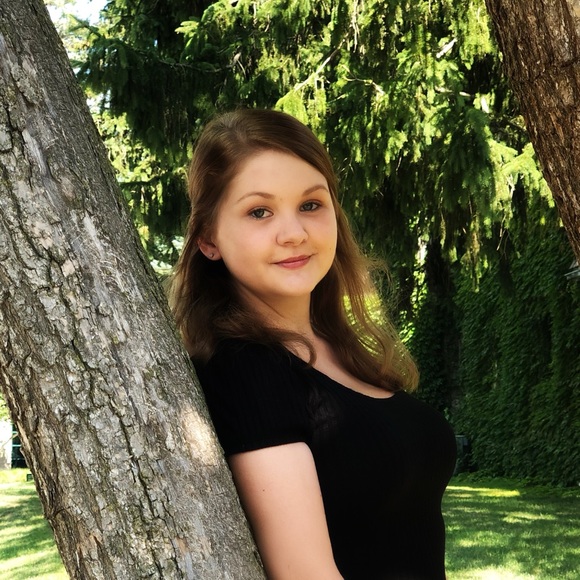 Profile Picture of Macy Bruneel (@quilania) on Poshmark